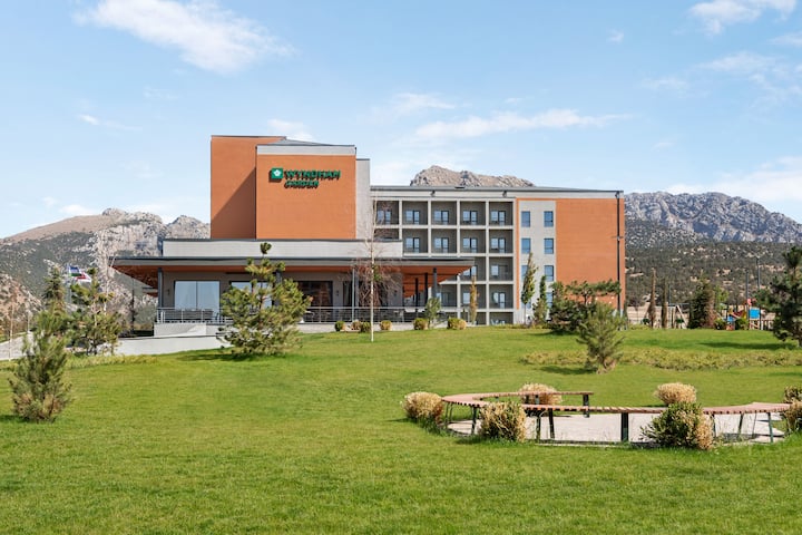 Wyndham Garden Заамин
